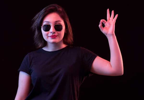 Woman with black t-shirt Mockup Free